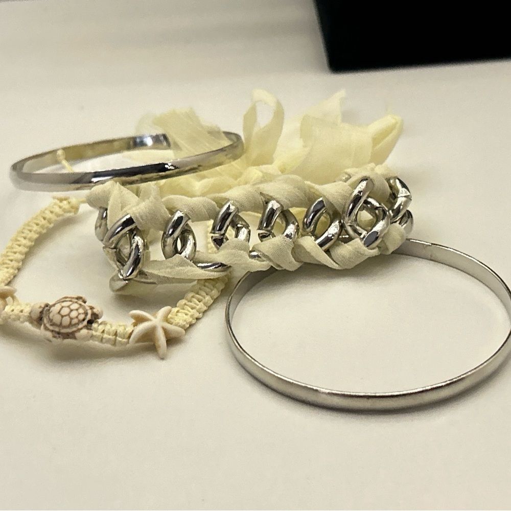 Bracelets - Picture 15 of 16
